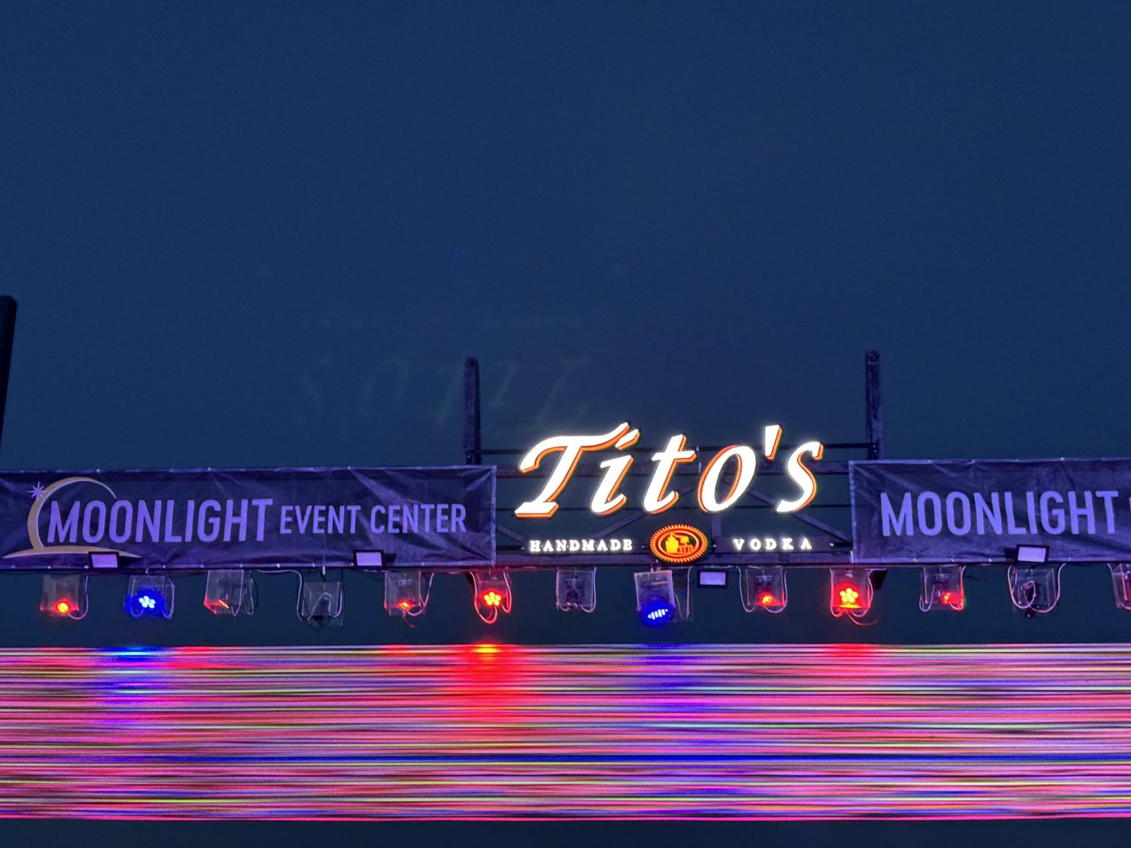 Водка Titos — светещи букви Moonlight клуб Варна